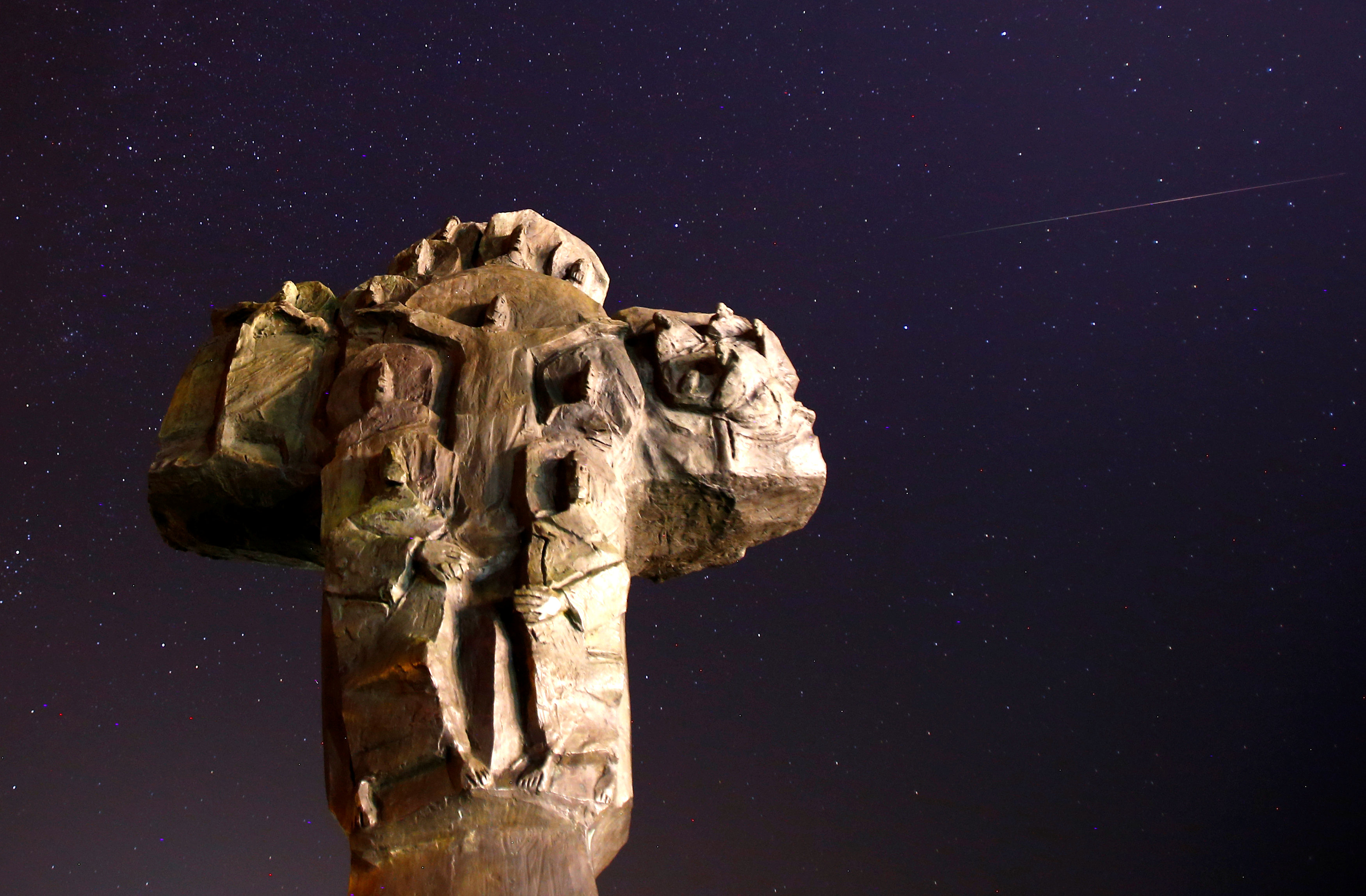 2018-08-13T033438Z_1414026614_RC1183A0FAB0_RTRMADP_3_METEOR-SHOWER-BOSNIA