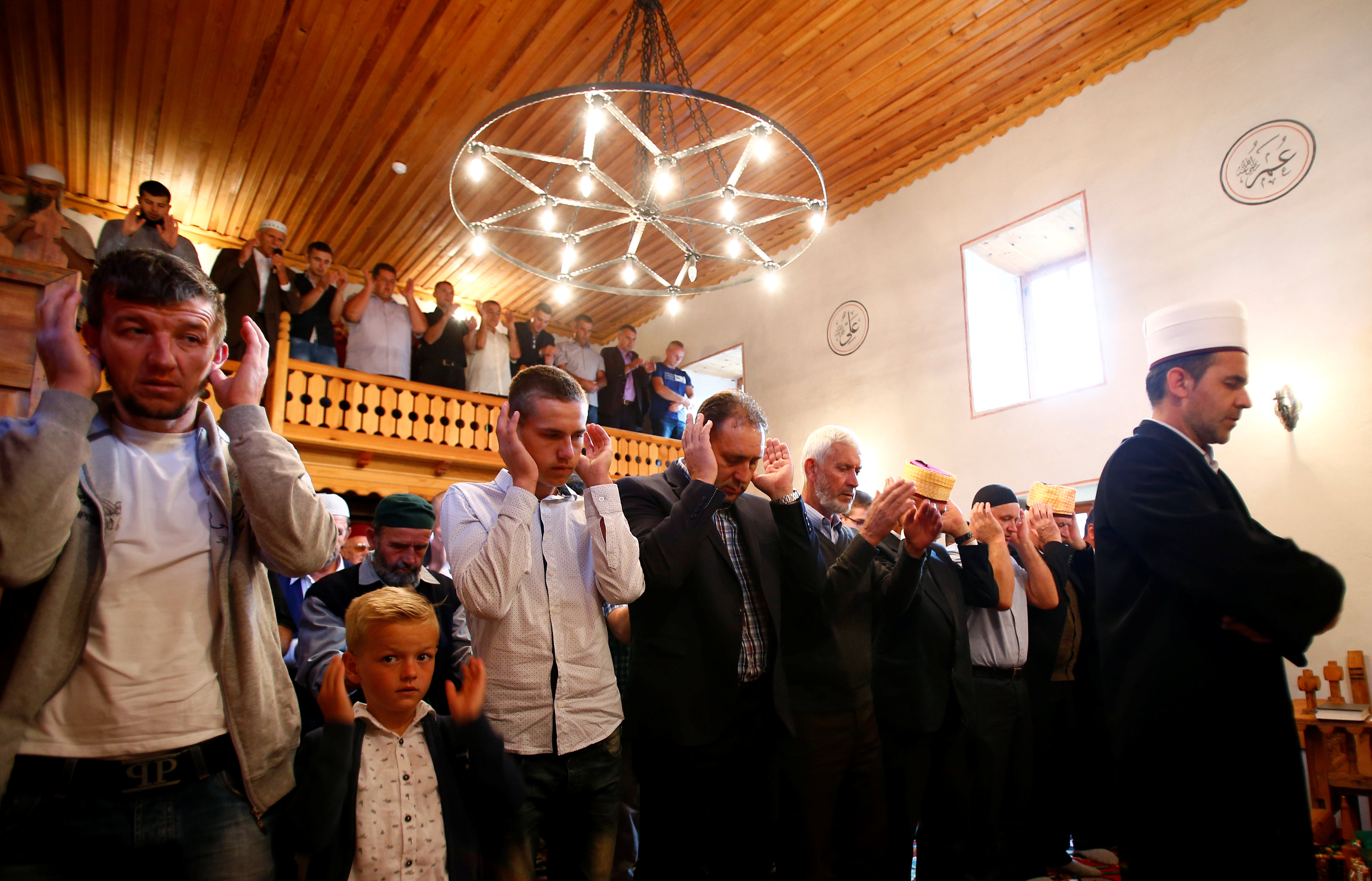 2018-08-21T115721Z_8729379_RC1C06094800_RTRMADP_3_RELIGION-EID-BOSNIA