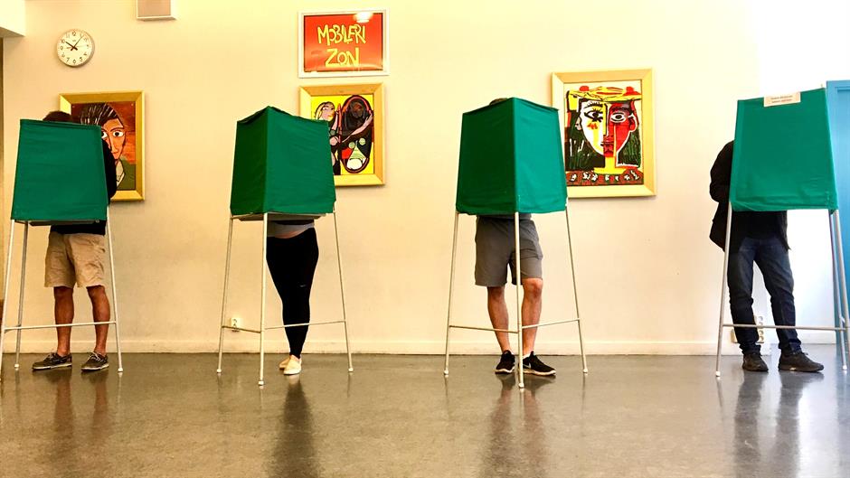2018-09-09T101226Z_244003332_RC1B781CF6F0_RTRMADP_3_SWEDEN-ELECTION-VOTING