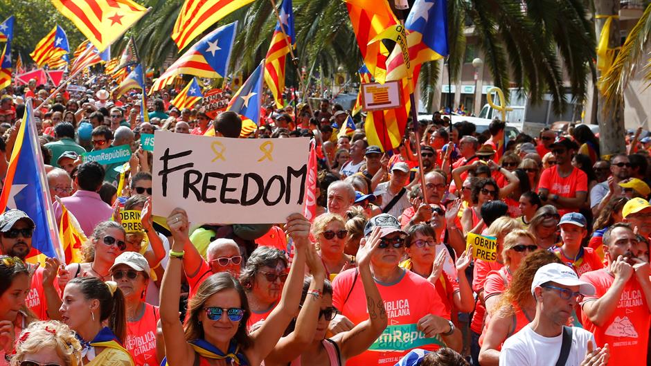 2018-09-11T153813Z_757133359_RC117FA8AEE0_RTRMADP_3_SPAIN-POLITICS-CATALONIA