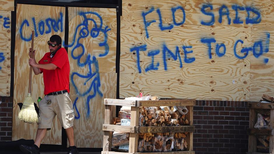 2018-09-12T175459Z_805364351_RC1E708F4AC0_RTRMADP_3_STORM-FLORENCE