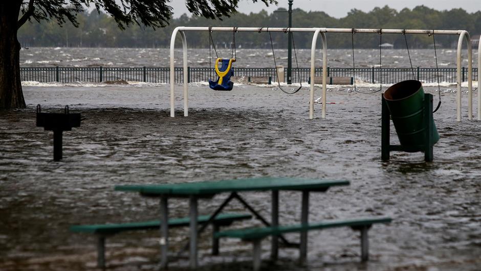 2018-09-13T185317Z_91114516_RC1FB54C37F0_RTRMADP_3_STORM-FLORENCE