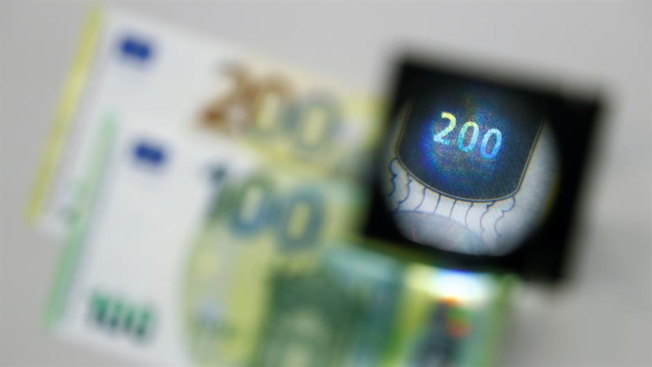 2018-09-17T124050Z_1006201179_RC1113405050_RTRMADP_3_ECB-POLICY-BANKNOTES