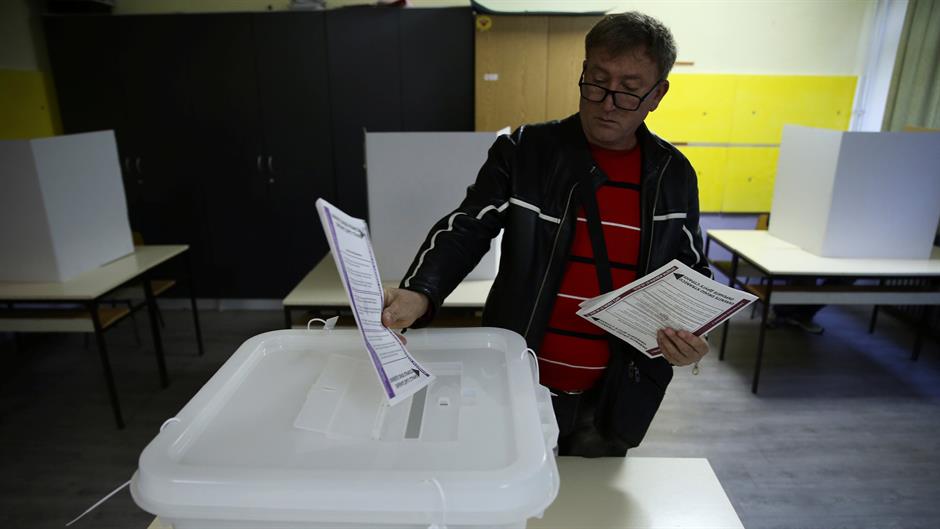 2018-10-07T052045Z_994134662_RC1A6BFBF150_RTRMADP_3_BOSNIA-ELECTION