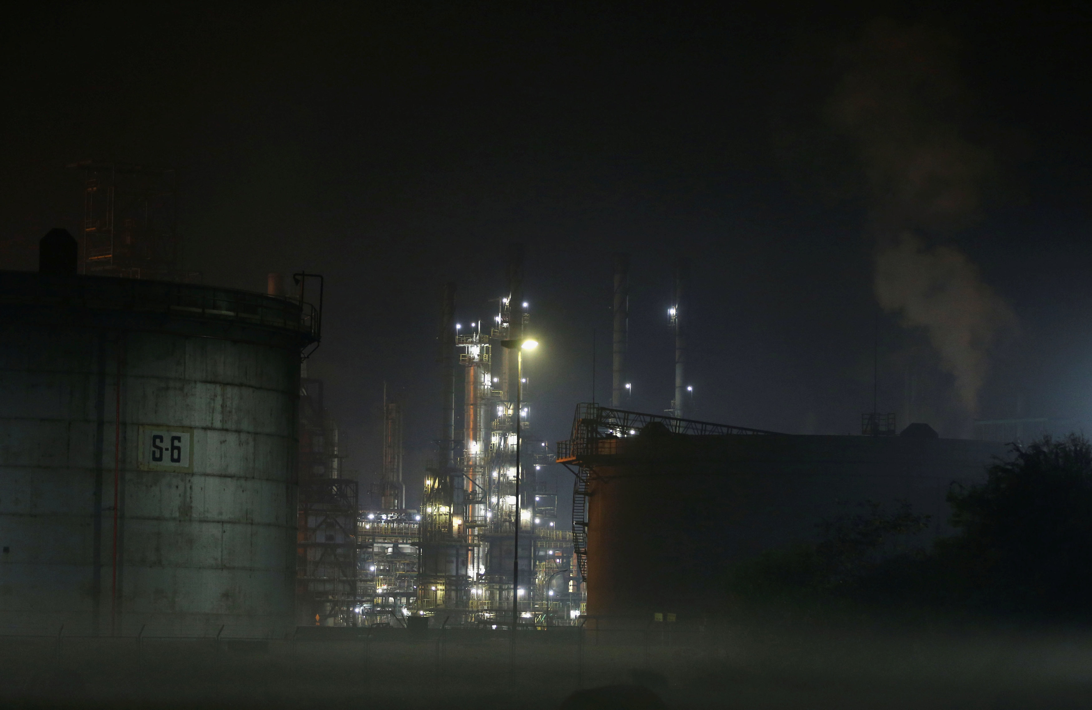 2018-10-09T224726Z_756002389_RC13D814E240_RTRMADP_3_BOSNIA-REFINERY