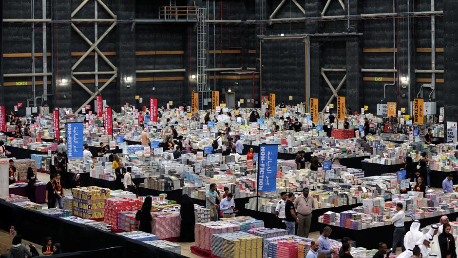 2018-10-18T115631Z_101925937_RC149DADAE40_RTRMADP_3_EMIRATES-BOOKS