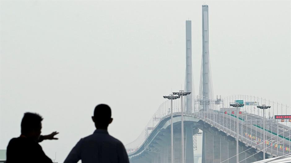 2018-10-23T034250Z_1804932068_RC17D87E15D0_RTRMADP_3_CHINA-HONGKONG-BRIDGE