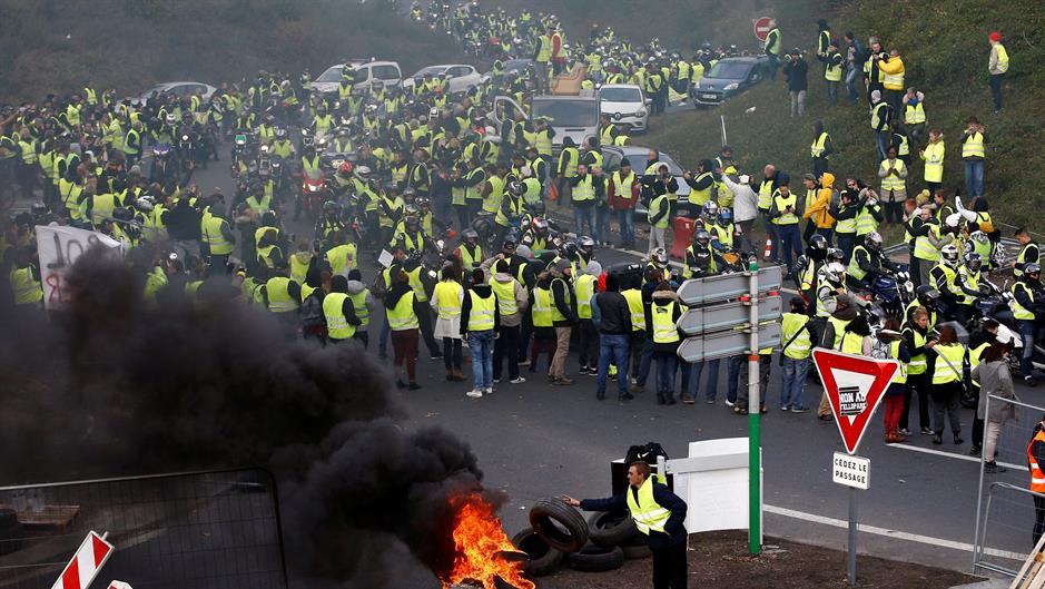 2018-11-17T164216Z_669669915_RC14090D8EE0_RTRMADP_3_FRANCE-POLITICS-FUEL-BLOCKADES
