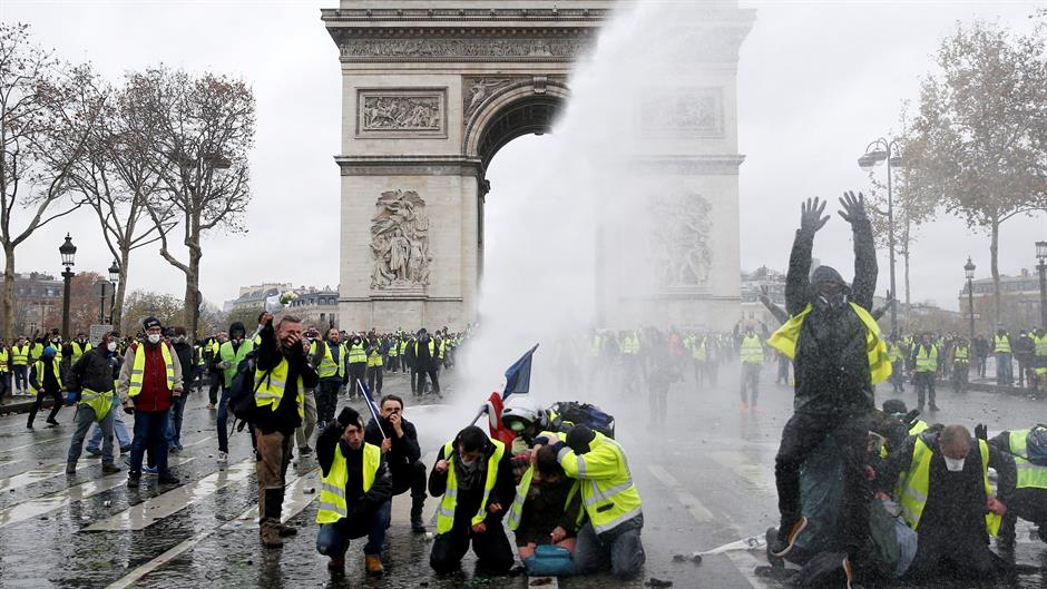 2018-12-02T100416Z_1222718332_RC1687108620_RTRMADP_3_CLIMATE-CHANGE-FRANCE-PROTESTS (1)