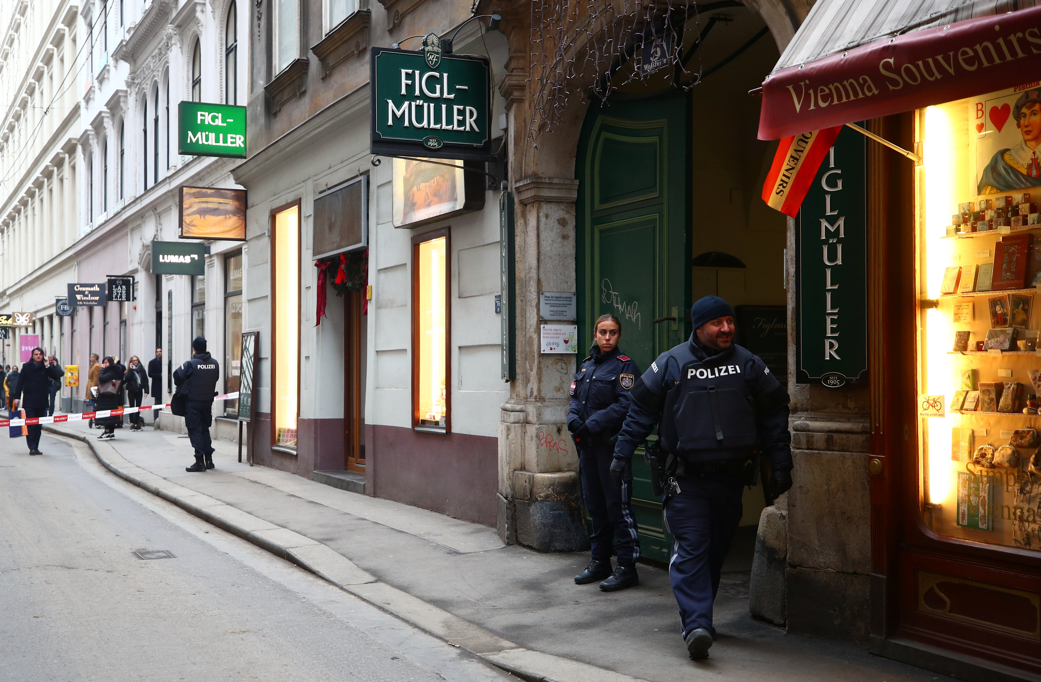 2018-12-21T140807Z_1952976292_RC1862F79D00_RTRMADP_3_AUSTRIA-SECURITY