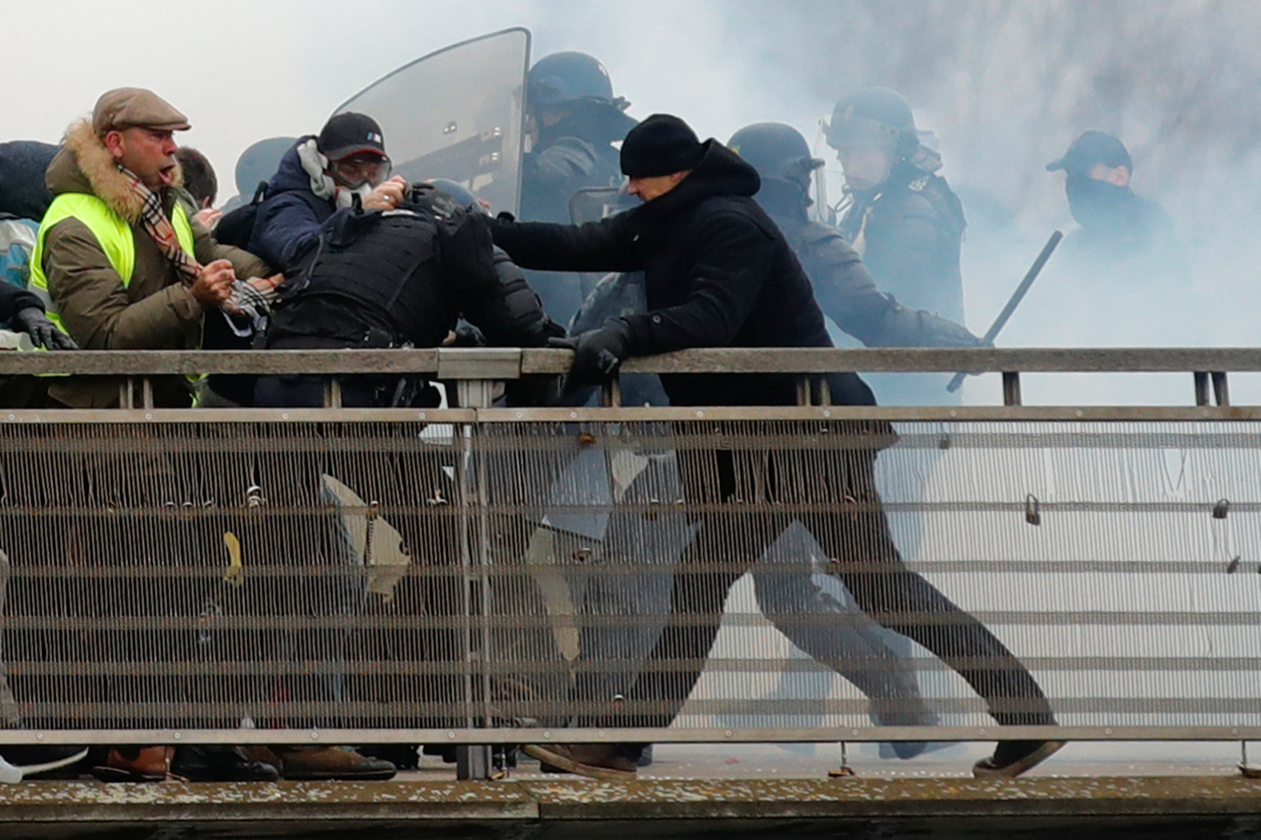 2019-01-07T135012Z_789579645_RC127CD671D0_RTRMADP_3_FRANCE-PROTESTS