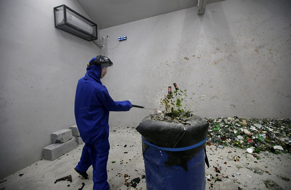 2019-01-13T041242Z_821525088_RC173BAA1680_RTRMADP_3_CHINA-ANGERROOM