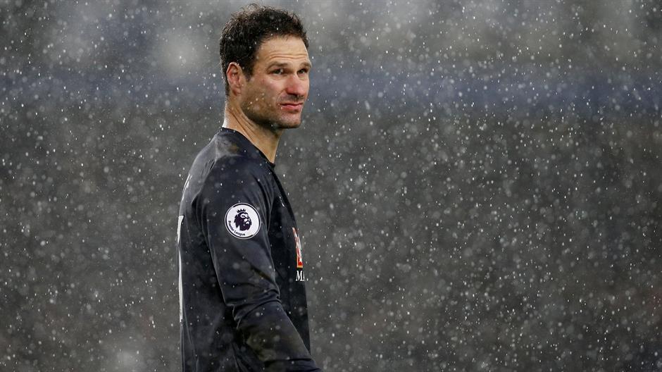 2019-01-13T160302Z_1606603324_RC1D73A3E790_RTRMADP_3_SOCCER-ENGLAND-EVE-BOU