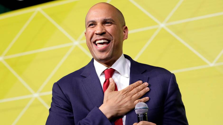 2019-01-24T223313Z_1387778594_RC1B9525EC80_RTRMADP_3_USA-POLITICS-BOOKER