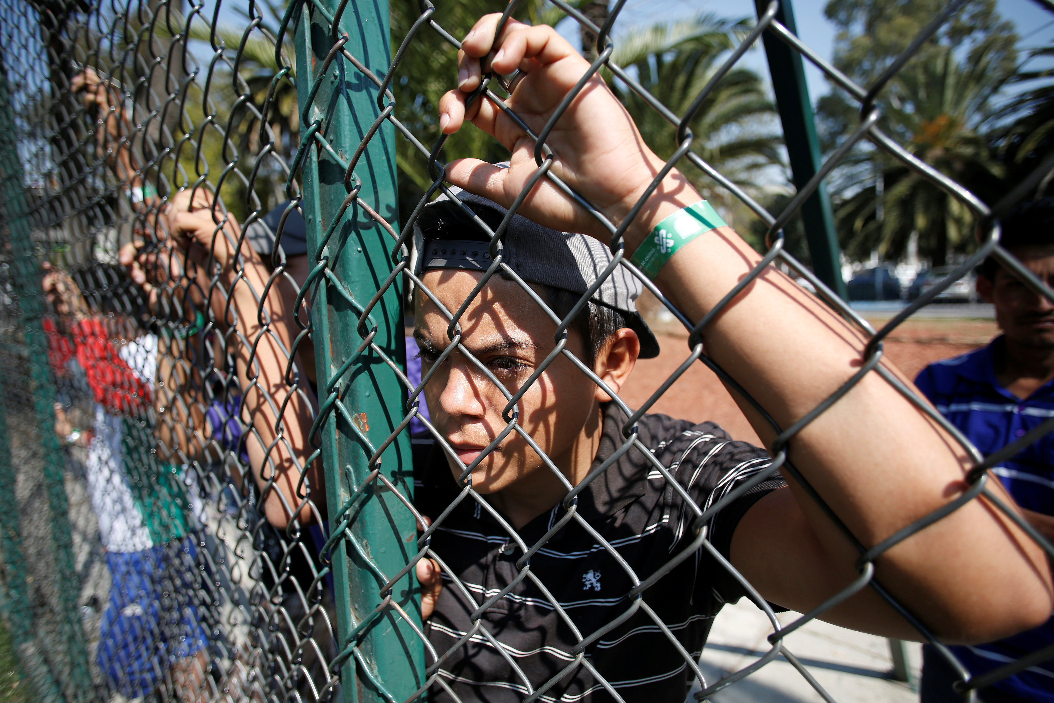 2019-01-28T225751Z_844323071_RC1899E20E90_RTRMADP_3_USA-IMMIGRATION-CARAVAN