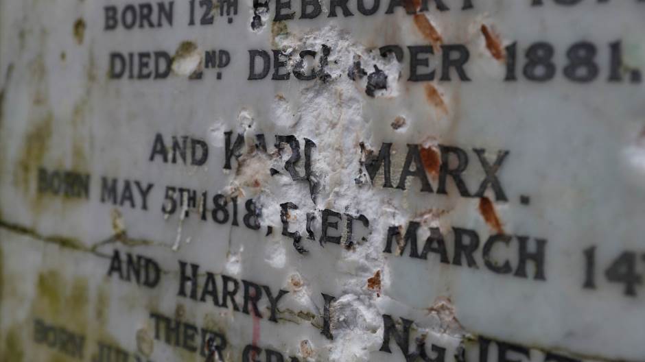 2019-02-05T144904Z_1236252325_RC1A9D262770_RTRMADP_3_BRITAIN-CEMETERY-MARX