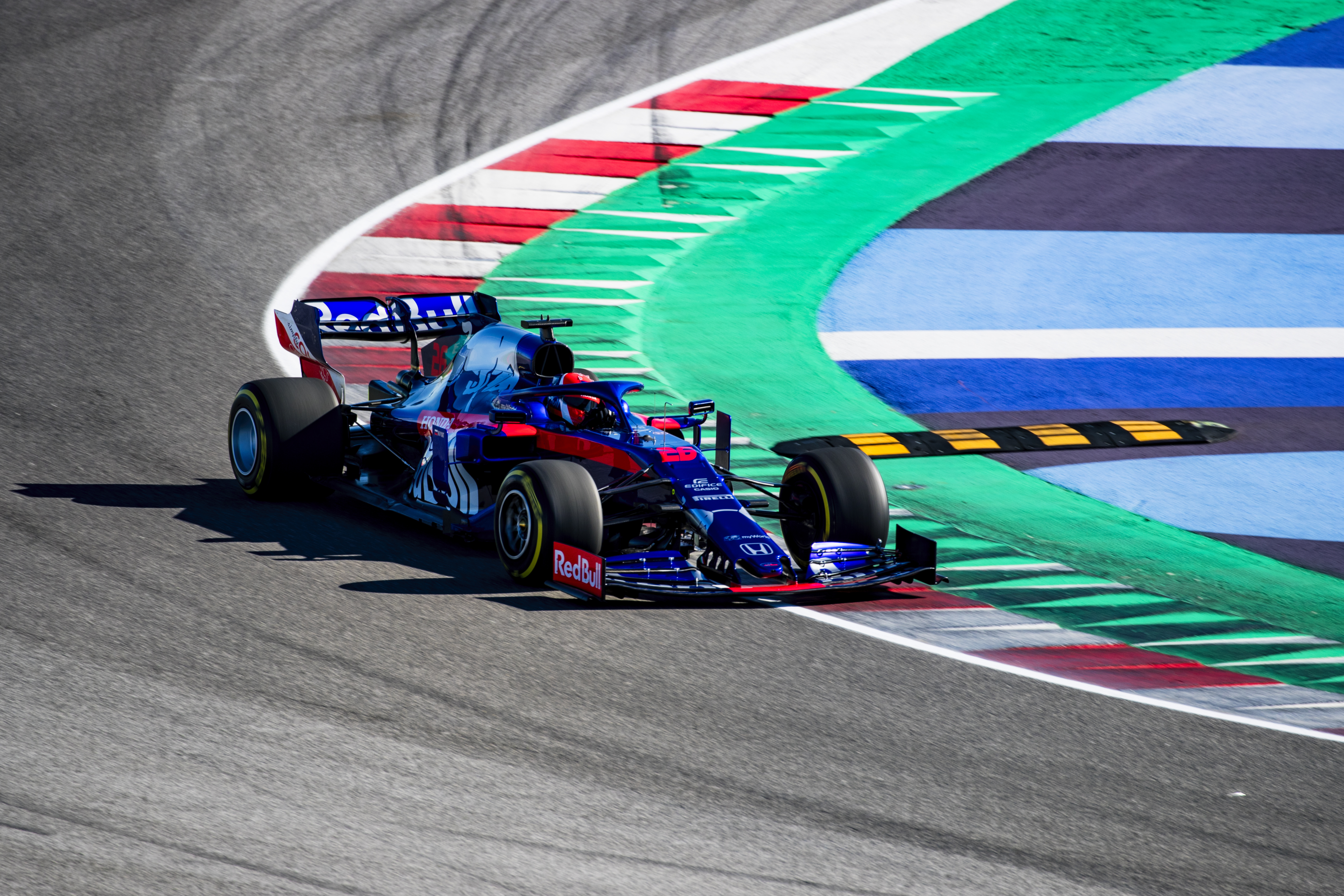 2019-02-19T153813Z_1_MTZSPDEF2J6JFLDW_RTRFIPP_4_MOTOR-F1-TORO-ROSSO
