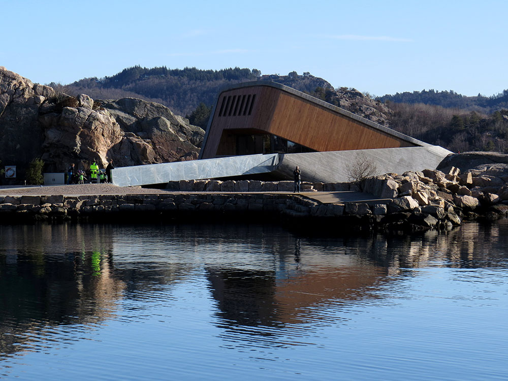 2019-03-20T071353Z_1953997771_RC1228024400_RTRMADP_3_NORWAY-RESTAURANT-UNDERWATER