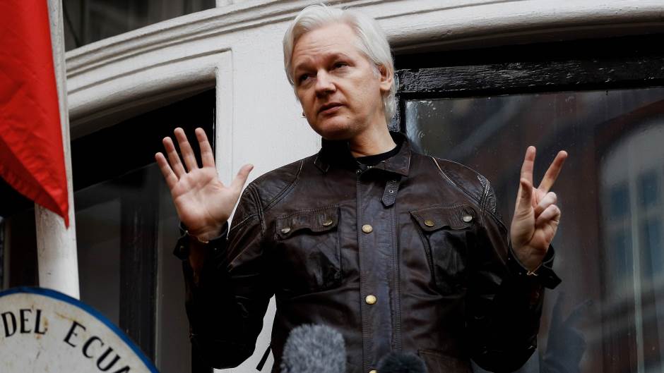 2019-04-11T094930Z_1894074511_RC120FAF3030_RTRMADP_3_ECUADOR-ASSANGE