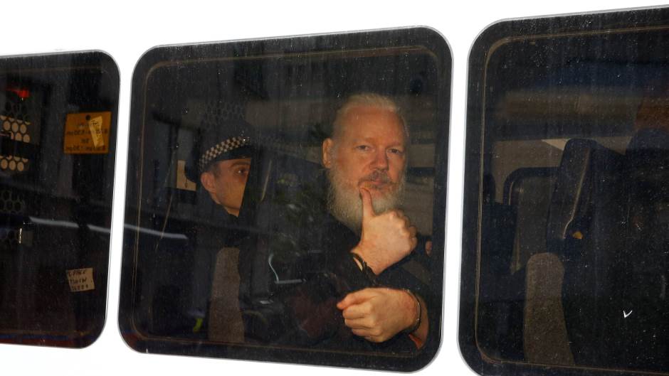 2019-04-11T122345Z_837546949_RC13DABD73D0_RTRMADP_3_ECUADOR-ASSANGE
