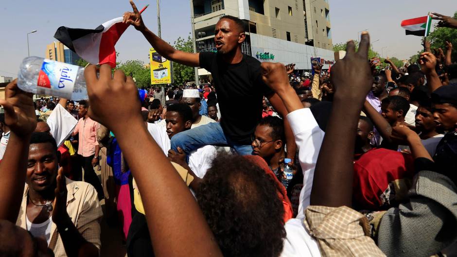 2019-04-11T144453Z_1818857548_RC14E2DF4BD0_RTRMADP_3_SUDAN-POLITICS-PROTESTS