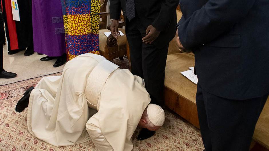 2019-04-11T171042Z_1405853831_RC15C4855B30_RTRMADP_3_POPE-SOUTHSUDAN