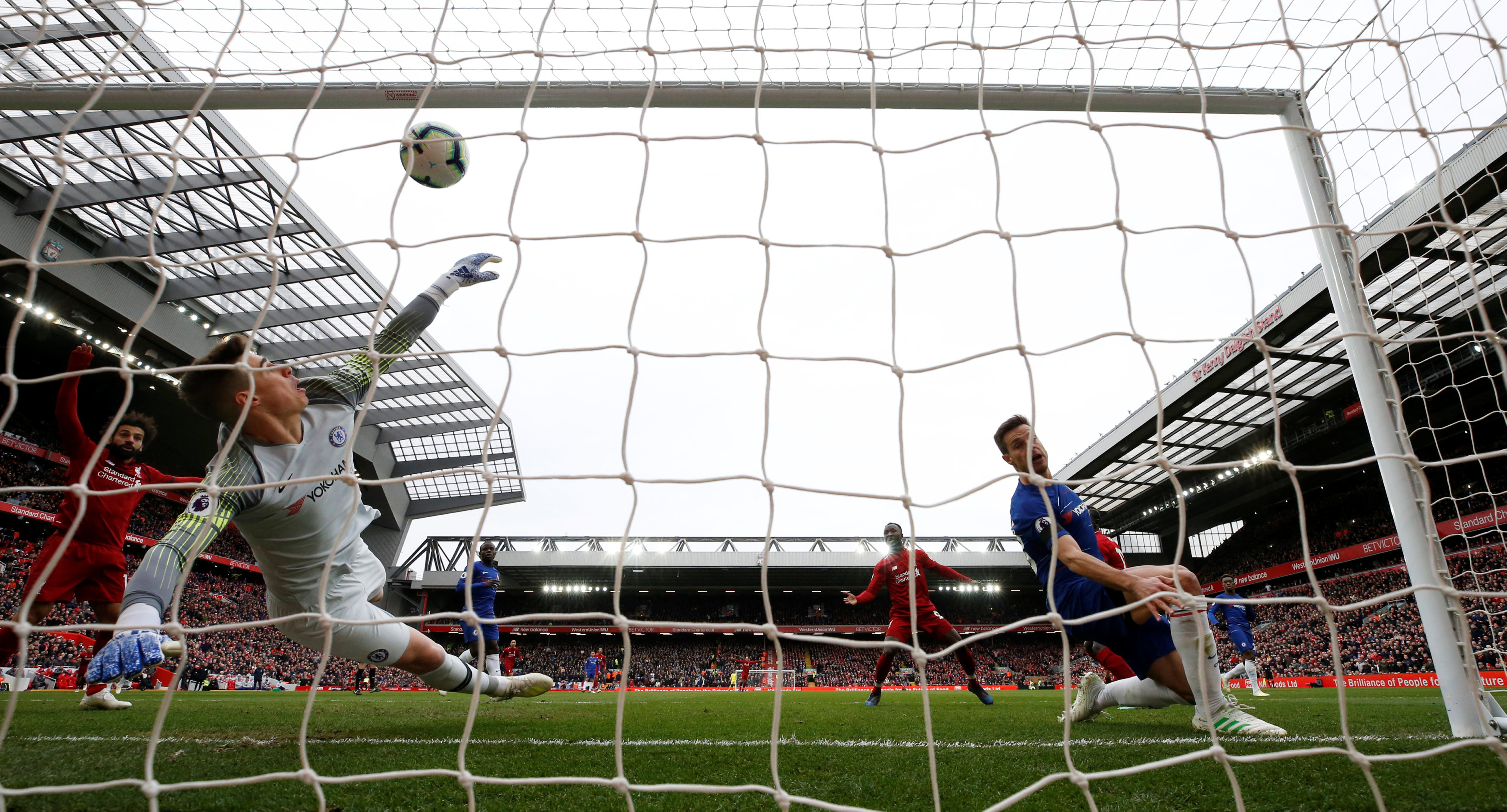 2019-04-14T173319Z_1835670817_RC147ECF9780_RTRMADP_3_SOCCER-ENGLAND-LIV-CHE