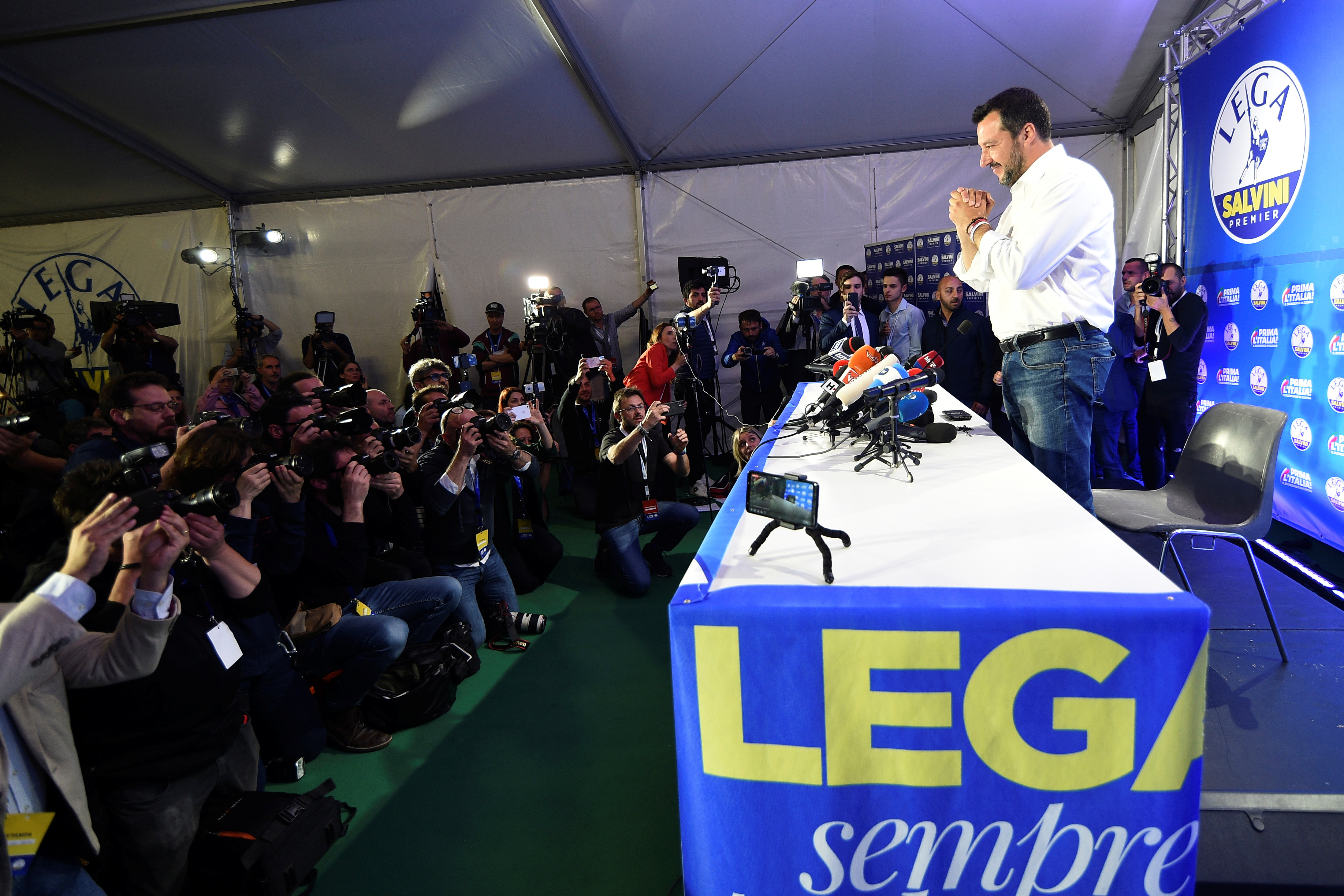 2019-05-26T233716Z_1526665784_RC1499B36400_RTRMADP_3_EU-ELECTION-LEAGUE-HEADQUARTERS
