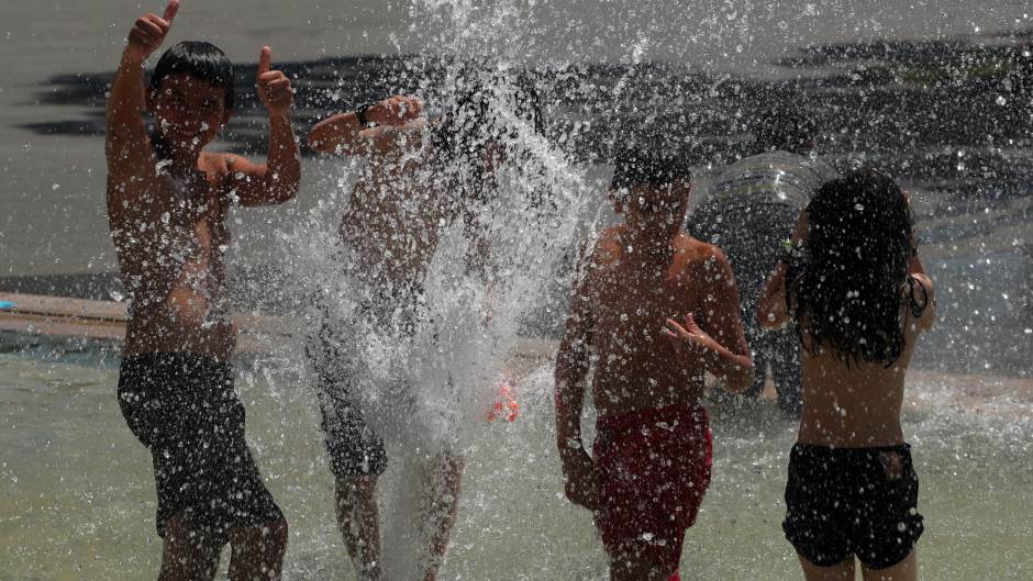 2019-06-27T132120Z_1038379036_RC1C888AF380_RTRMADP_3_EUROPE-WEATHER-SWISS