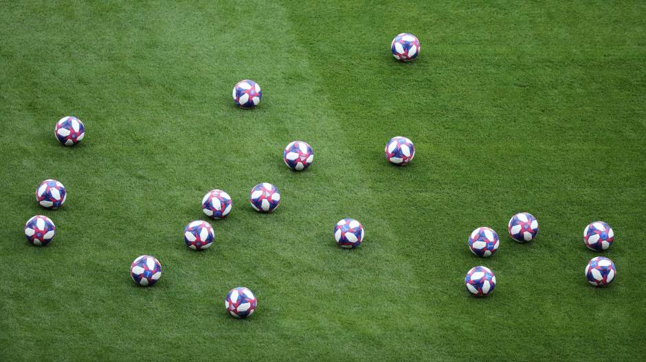 2019-07-03T181812Z_1288811840_RC1C21018160_RTRMADP_3_SOCCER-WORLDCUP-NLD-SWE