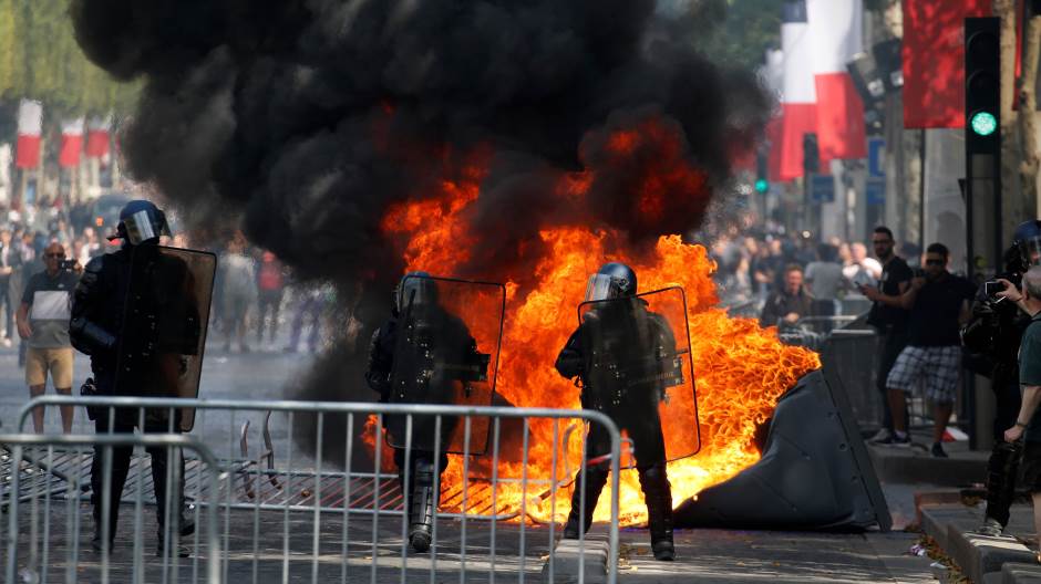 2019-07-14T145414Z_2105691069_RC1783E14060_RTRMADP_3_FRANCE-NATIONALDAY-PROTESTS