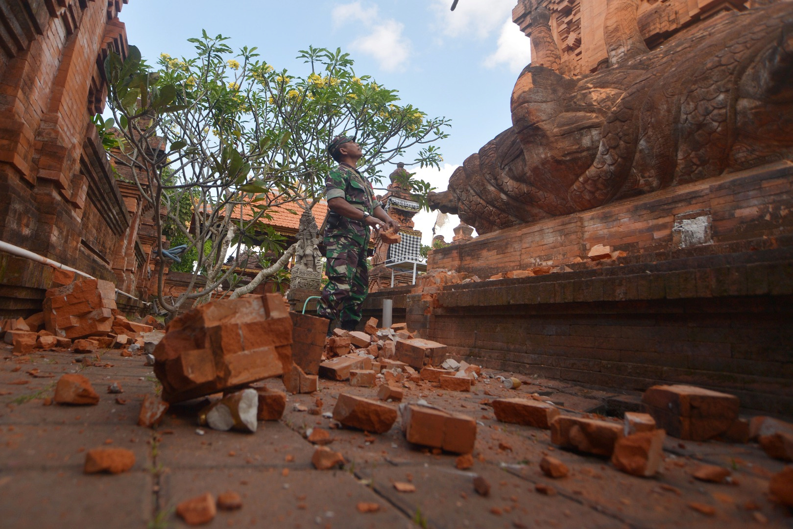 2019-07-16T030305Z_2087884447_RC1473398240_RTRMADP_3_INDONESIA-QUAKE