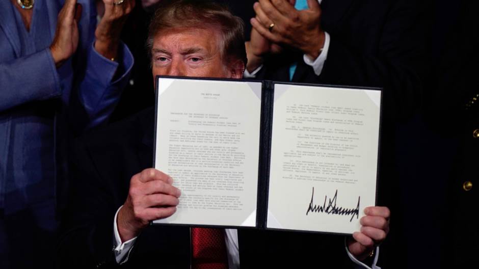 2019-08-21T211427Z_797598303_RC1CD0307E00_RTRMADP_3_USA-TRUMP