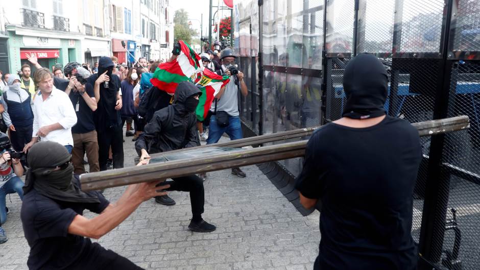 2019-08-24T192319Z_2032257017_RC1DE7FBE270_RTRMADP_3_G7-SUMMIT-PROTEST