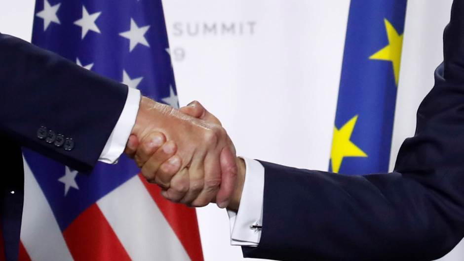 2019-08-26T145312Z_78790838_RC1D408400D0_RTRMADP_3_G7-SUMMIT