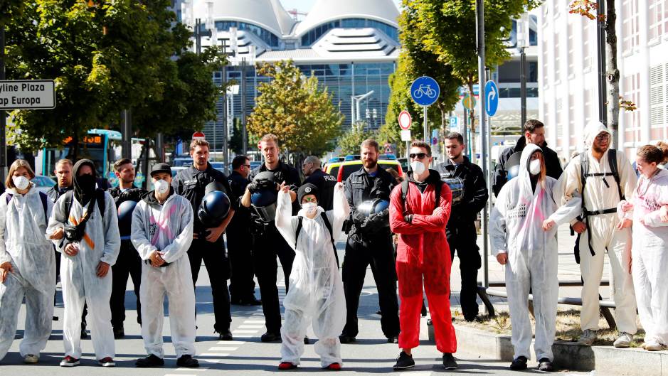 2019-09-15T114158Z_1677873009_RC1ABFAE1000_RTRMADP_3_AUTOSHOW-FRANKFURT-PROTEST
