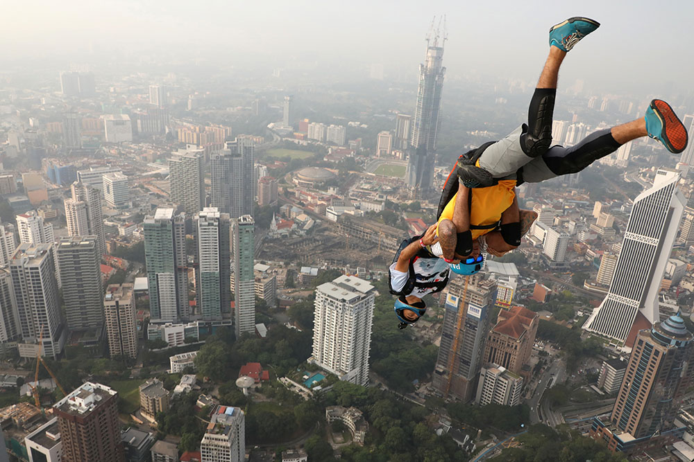 2019-09-26T030014Z_1325003479_RC1940E58EA0_RTRMADP_3_MALAYSIA-BASEJUMP