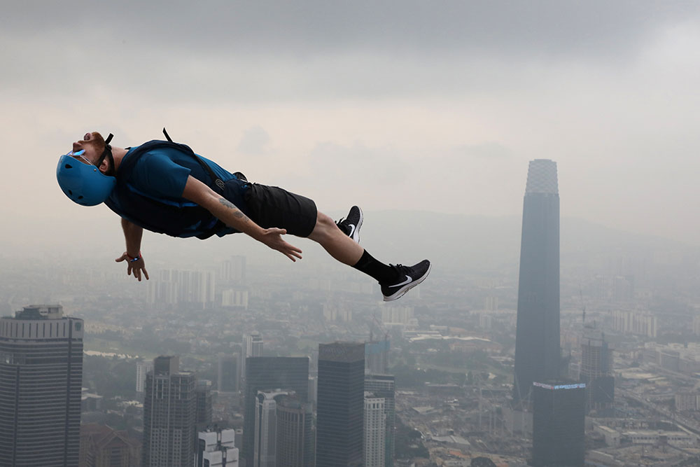 2019-09-26T030018Z_1507342296_RC12DB246690_RTRMADP_3_MALAYSIA-BASEJUMP