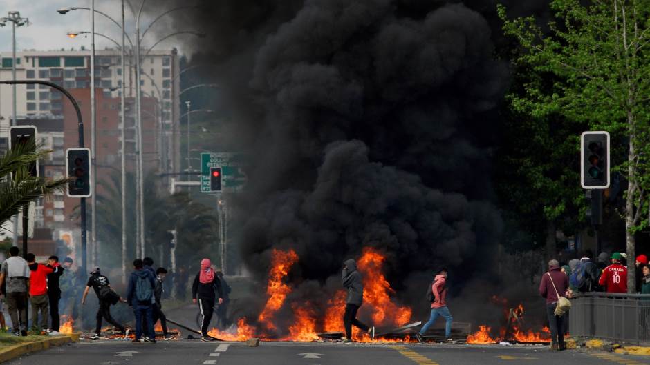 2019-10-21T005637Z_1450600328_RC1BBF2F7060_RTRMADP_3_CHILE-PROTESTS