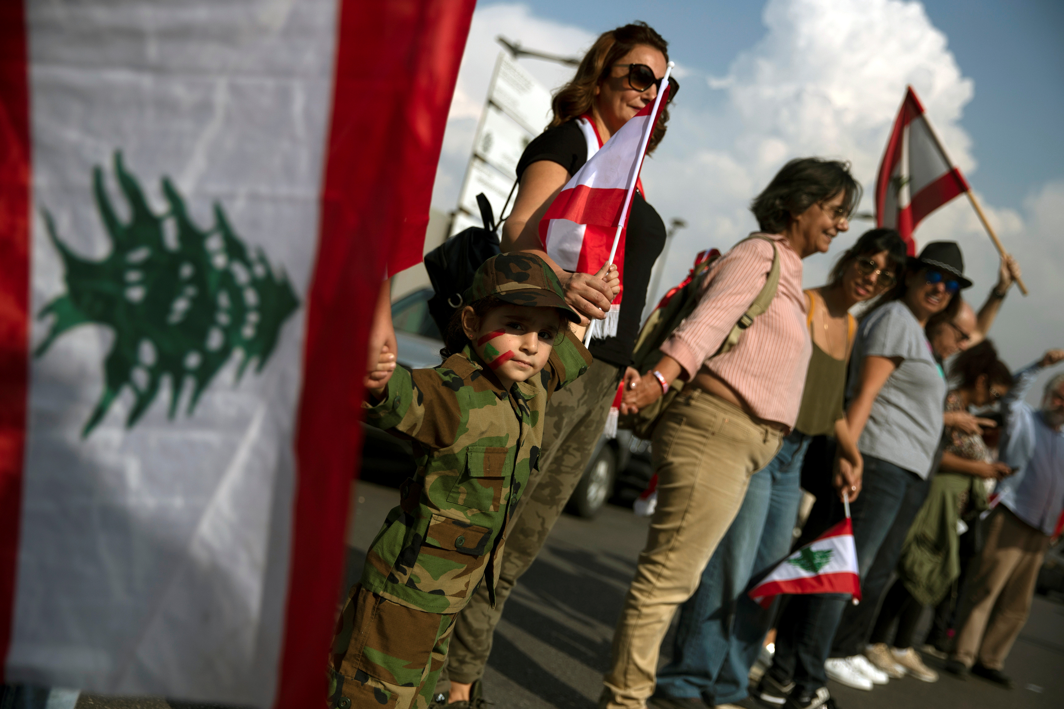 2019-10-27T130810Z_2051916540_RC1CA4E635E0_RTRMADP_3_LEBANON-PROTESTS