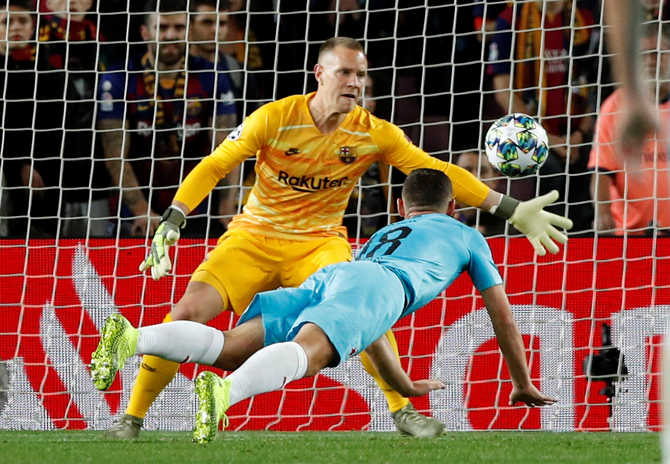 2019-11-05T185343Z_1855242072_RC1F78B935E0_RTRMADP_3_SOCCER-CHAMPIONS-FCB-SLP-REPORT