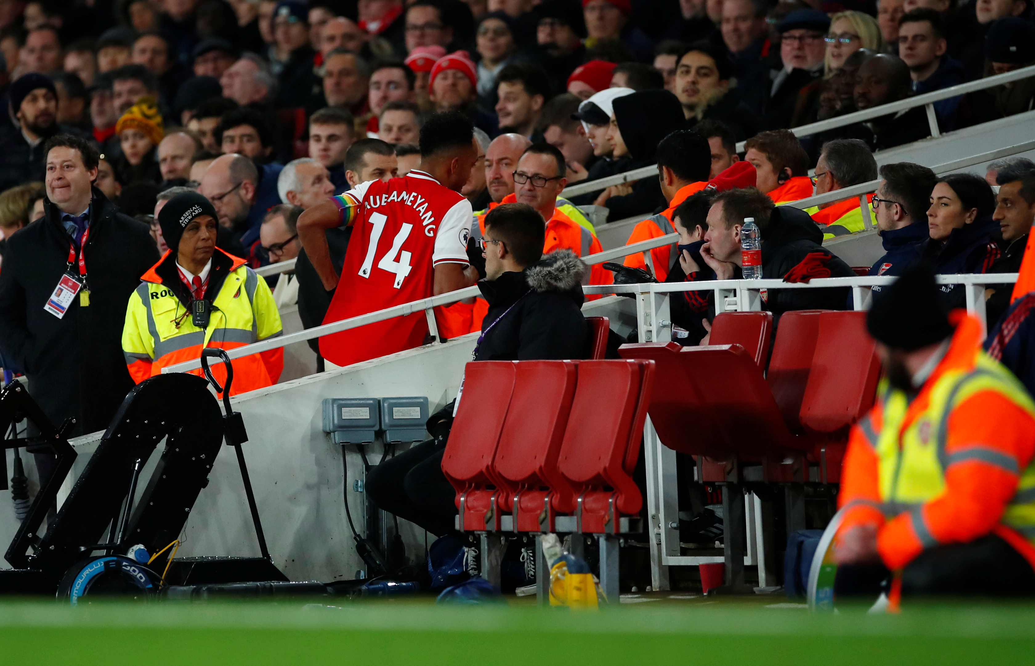 2019-12-05T220935Z_929308830_RC2APD9YC2SE_RTRMADP_3_SOCCER-ENGLAND-ARS-BRH-REPORT