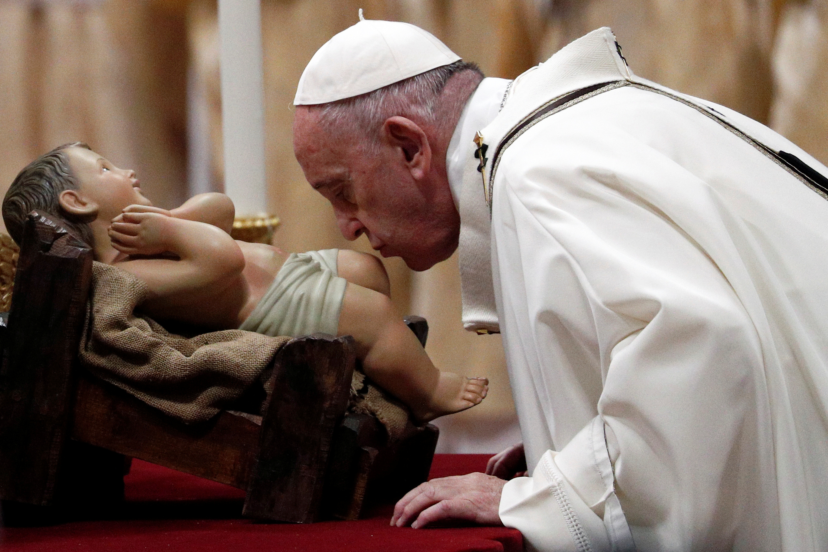 2019-12-24T204936Z_1915059372_RC2W1E9QW77Y_RTRMADP_3_CHRISTMAS-SEASON-POPE-EVE