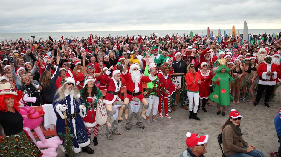 2019-12-24T212647Z_1376243422_RC2X1E9RXYQG_RTRMADP_3_CHRISTMAS-SEASON-SURFING-SANTAS