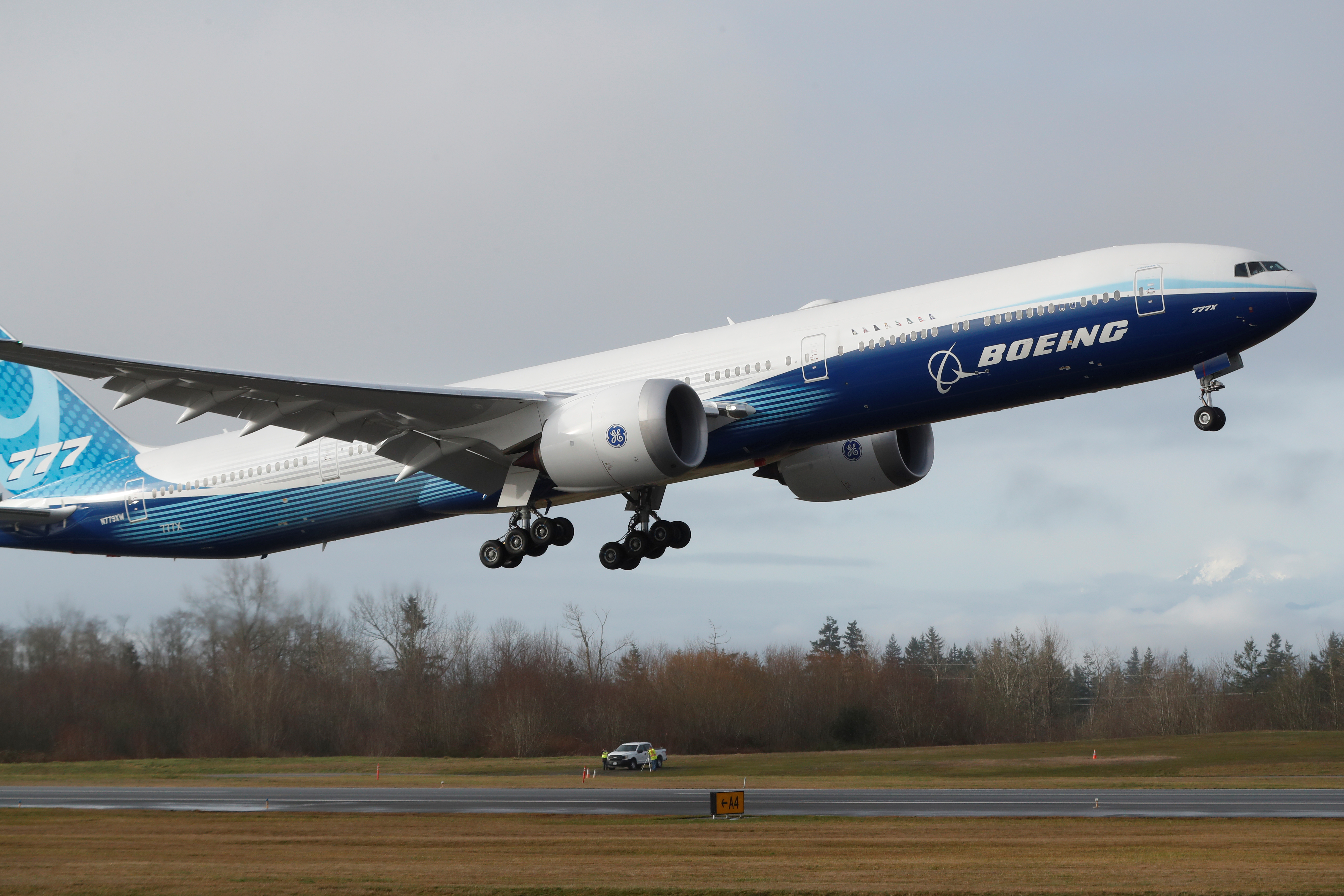 2020-01-25T192844Z_932353832_RC27NE90HPGE_RTRMADP_3_BOEING-777X