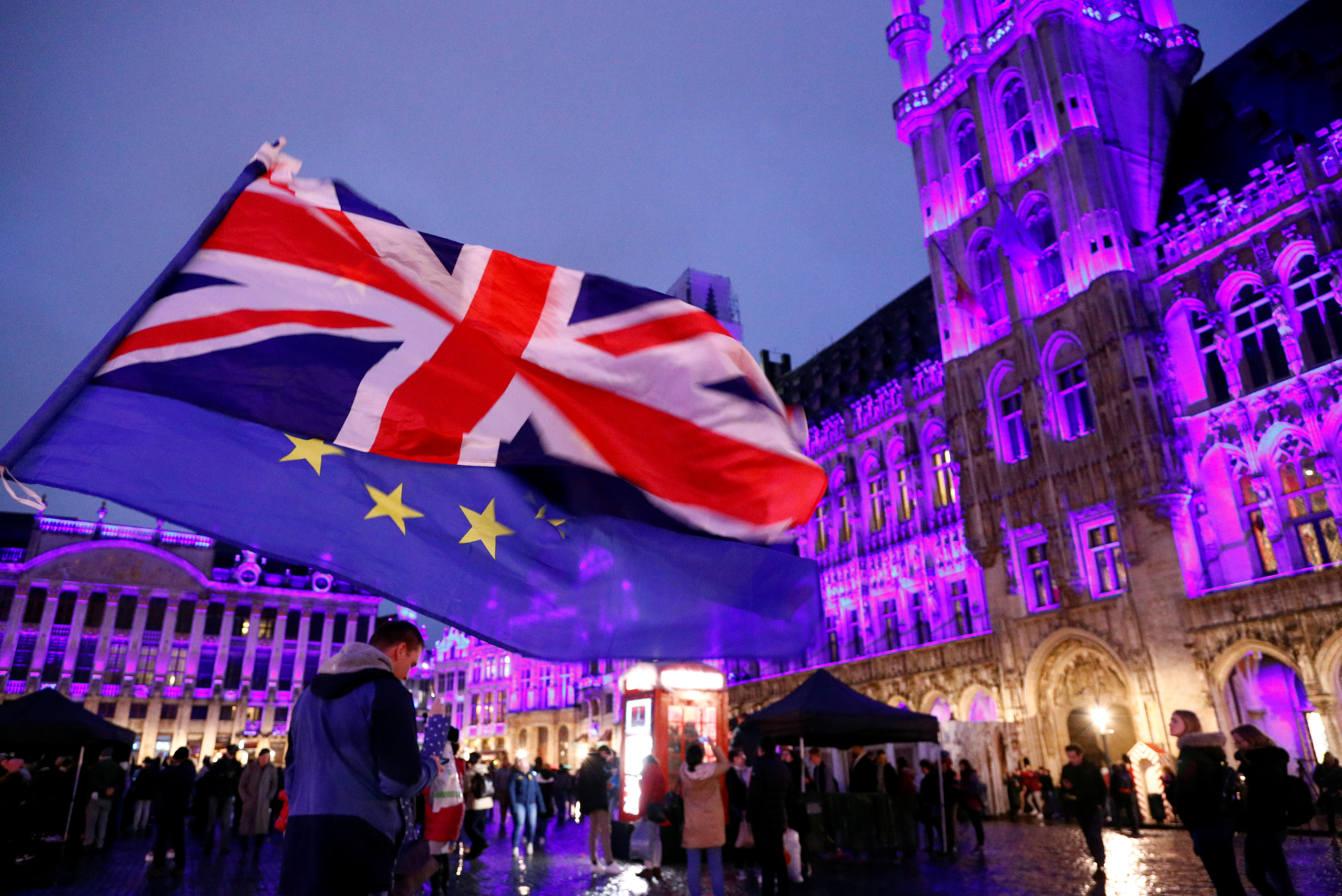 2020-01-30T170507Z_1273034570_RC2HQE9E2QEK_RTRMADP_3_BRITAIN-EU-PARTIES