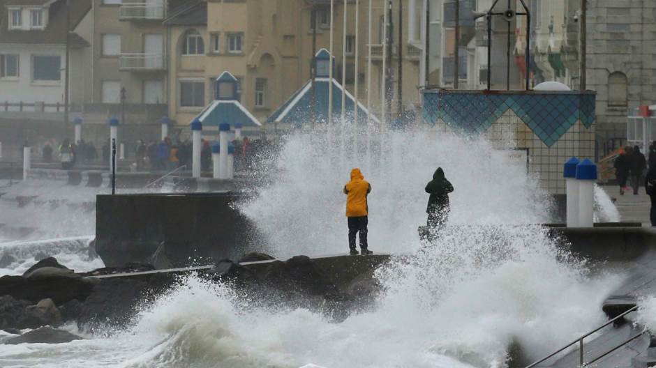 2020-02-09T130314Z_1832689218_RC21XE9STXAI_RTRMADP_3_FRANCE-WEATHER-CIARA