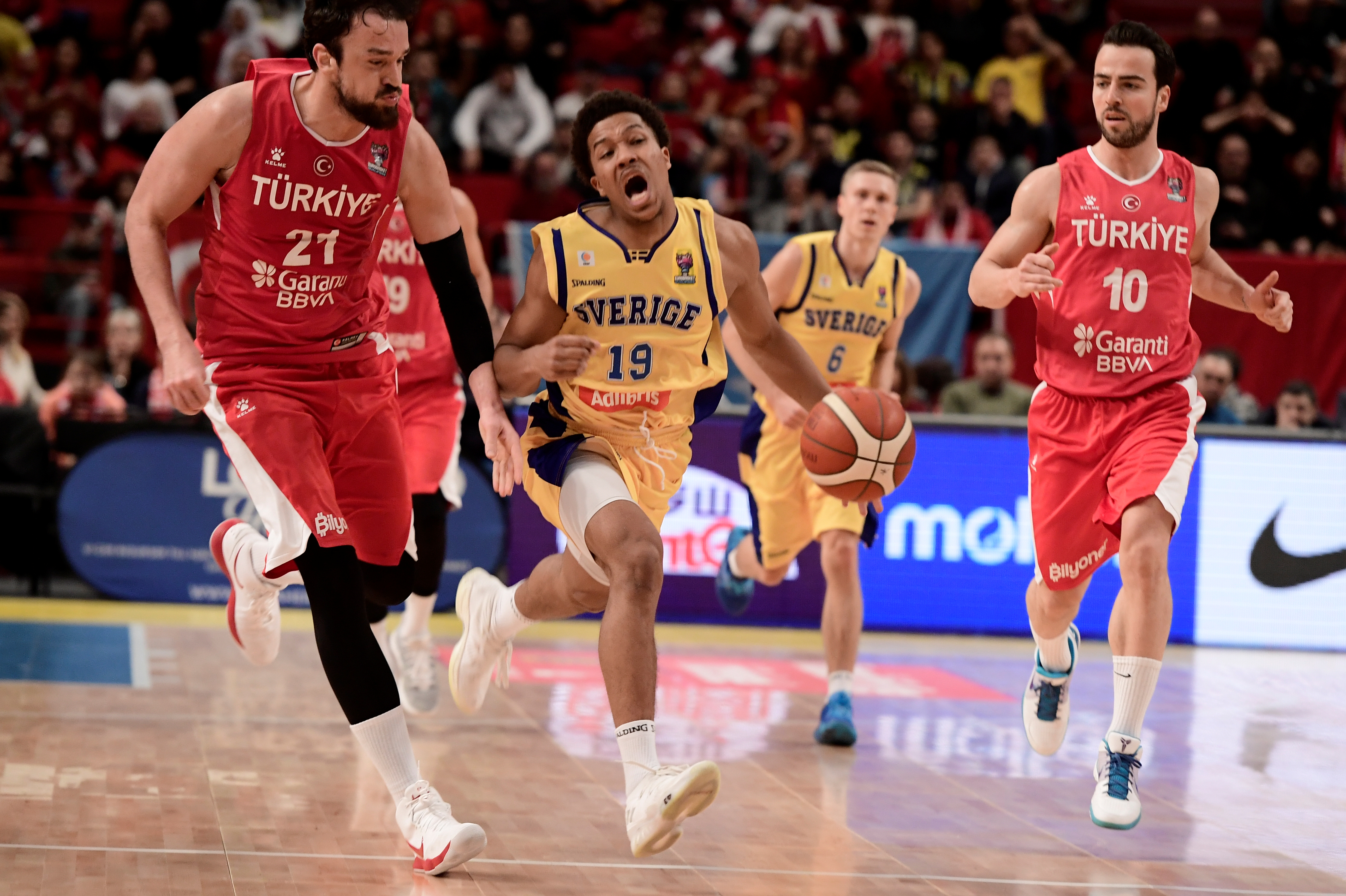 2020-02-24T203220Z_1975659069_RC287F9DWR6X_RTRMADP_3_BASKETBALL-EUROPE