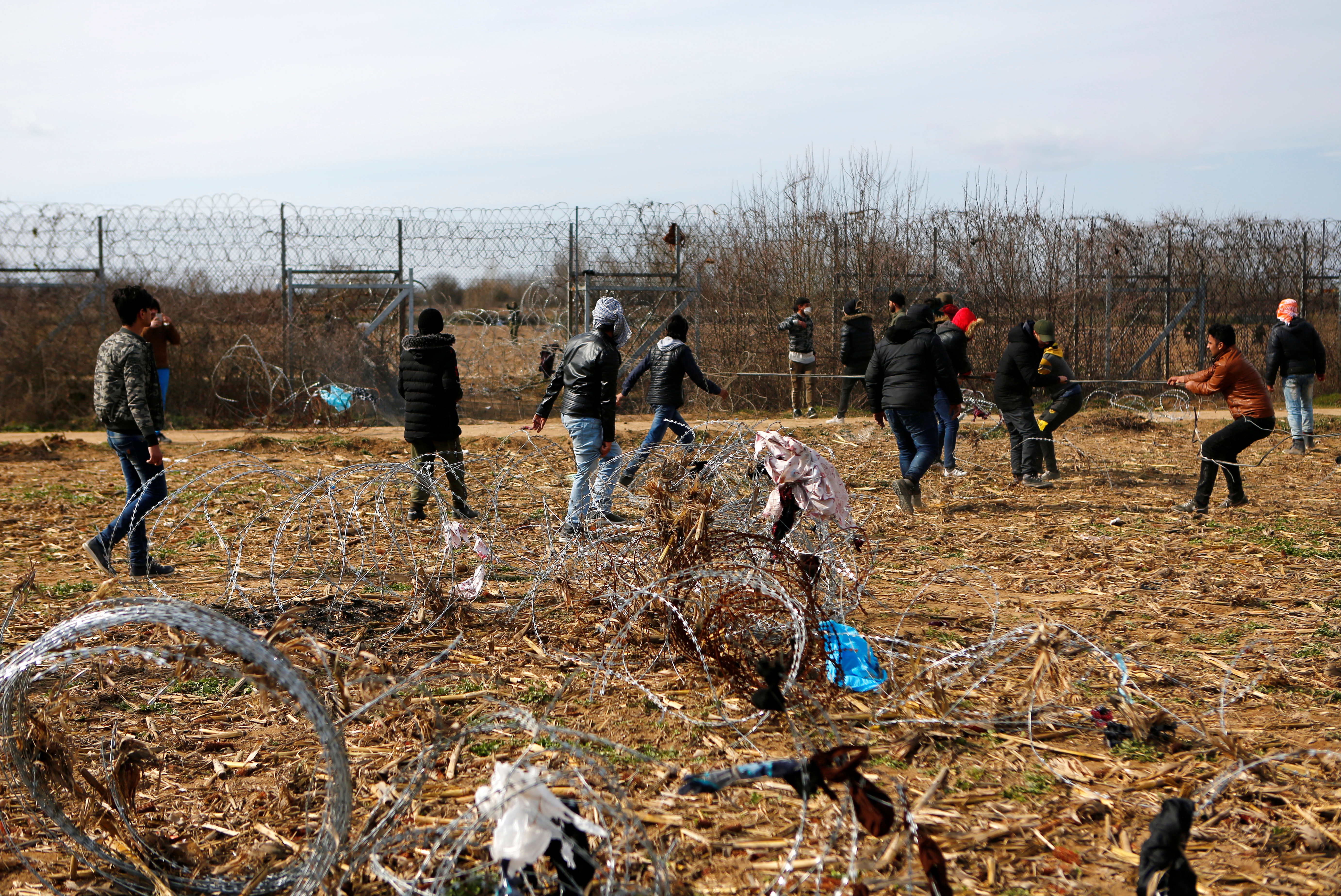 2020-03-02T120544Z_768327905_RC2OBF9VR24K_RTRMADP_3_SYRIA-SECURITY-TURKEY-MIGRANTS