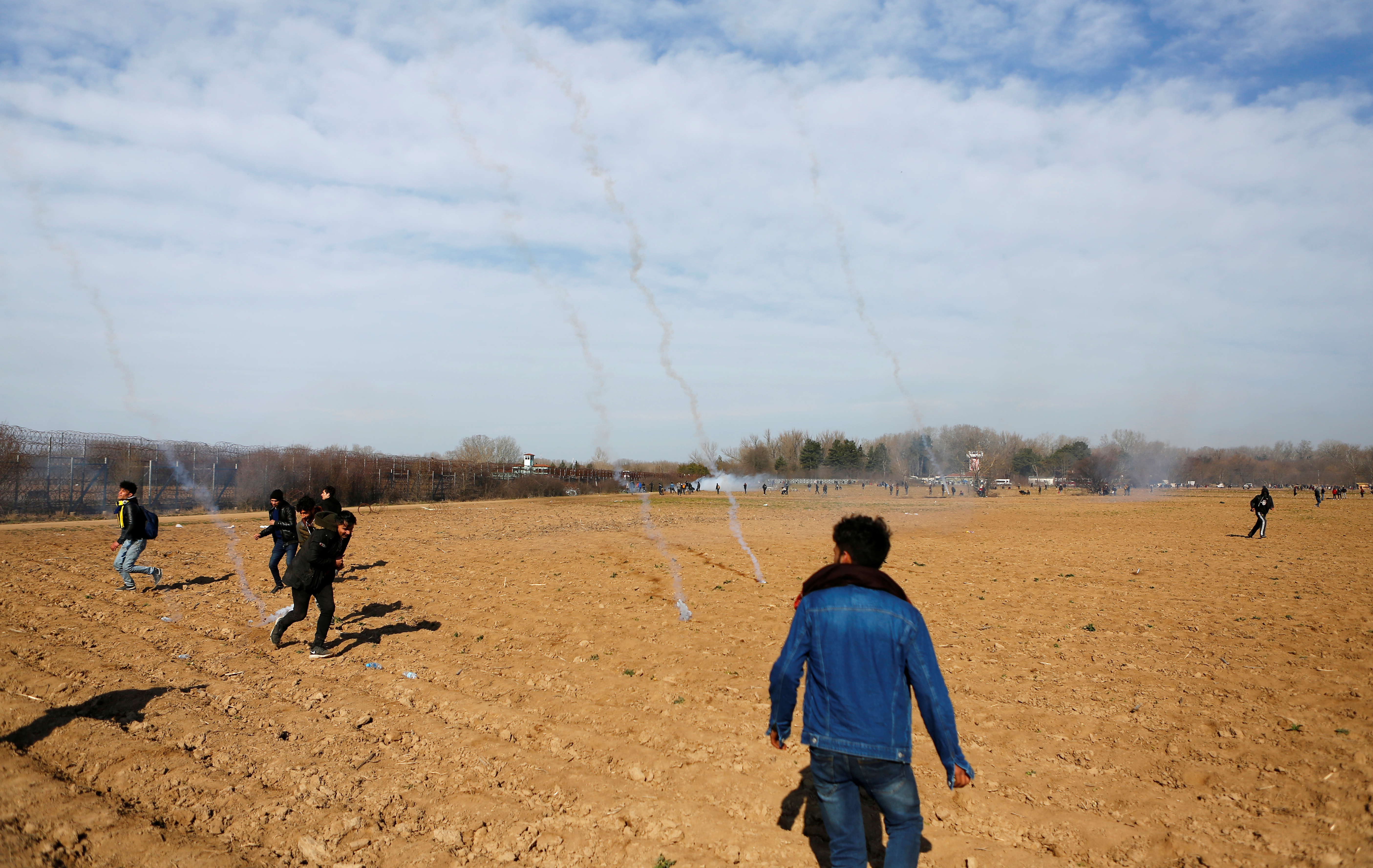 2020-03-02T120545Z_688140235_RC2OBF9TU6GU_RTRMADP_3_SYRIA-SECURITY-TURKEY-MIGRANTS
